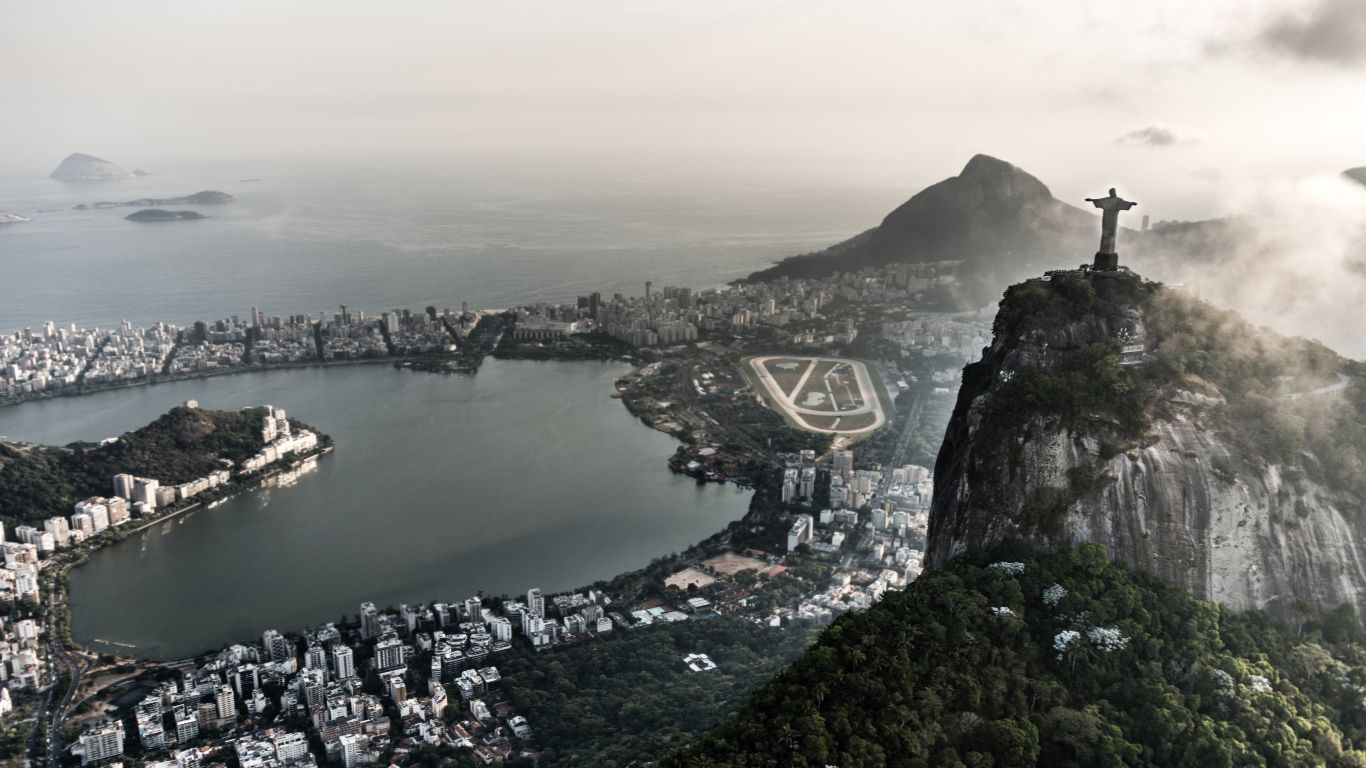 Vista aérea da Lagoa Rodrigo de Freitas e do Cristo Redentor no Rio de Janeiro, imagem institucional da Remod Reformas