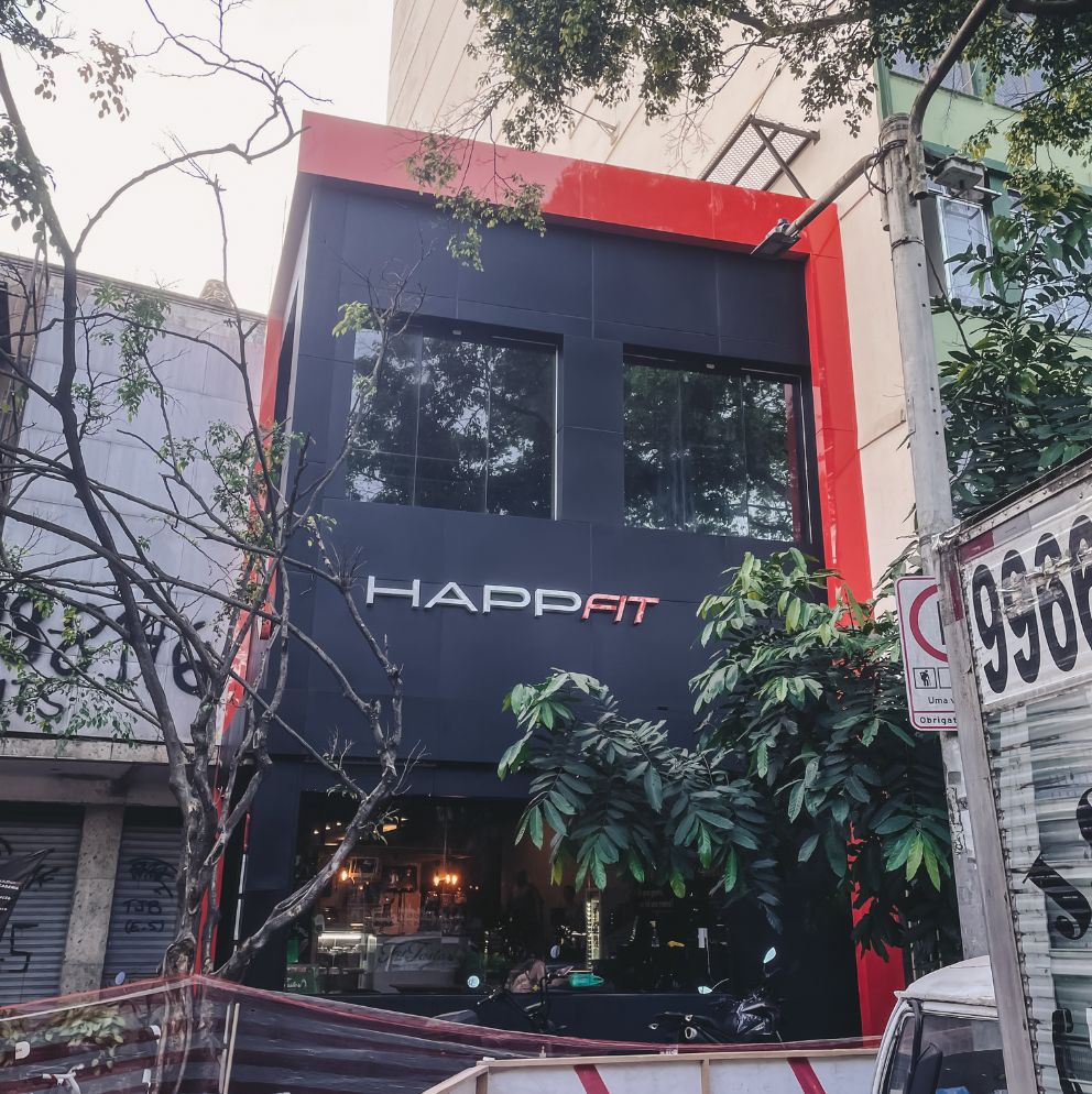 Ampliação da academia BHappFit com construção de mezanino sob medida, elevação do telhado, instalações completas e acabamento moderno no Rio de Janeiro.